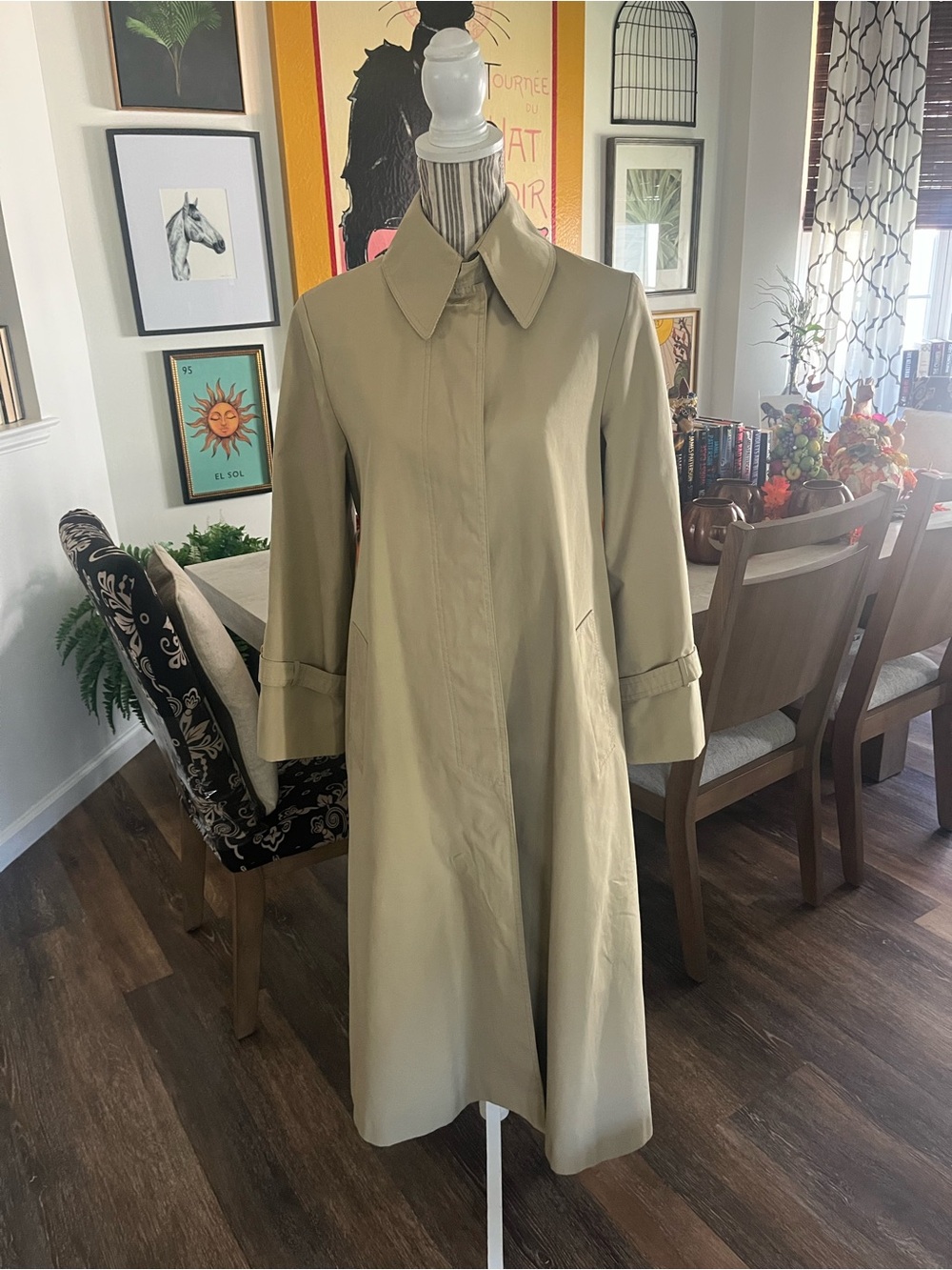 Trench coat beige Ladies sz 11/12 fully lined
Excellent condition